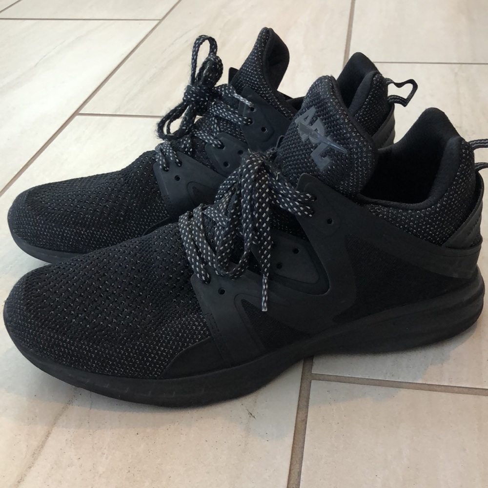 LIKE NEW MENS APL ASCENDS